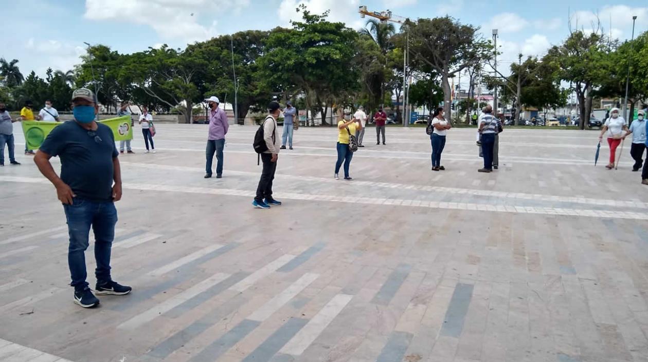 Directivos del magisterio durante el plantón en la Plaza de la Paz.