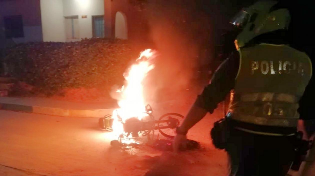La motocicleta de la Policía incinerada en Polonuevo.
