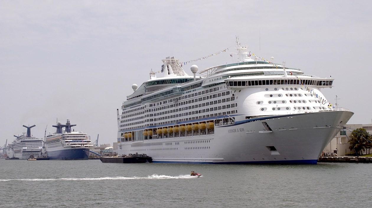 Barco propiedad de la línea de cruceros Royal Caribbean International, en el Puerto de Miami. 