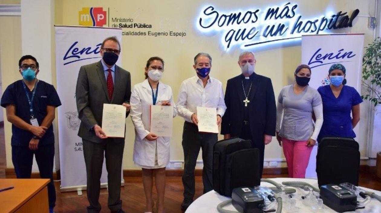 Respiradores enviados por el Papa fueron entregados por el arzobispo Andrés Carrascosa Coso.