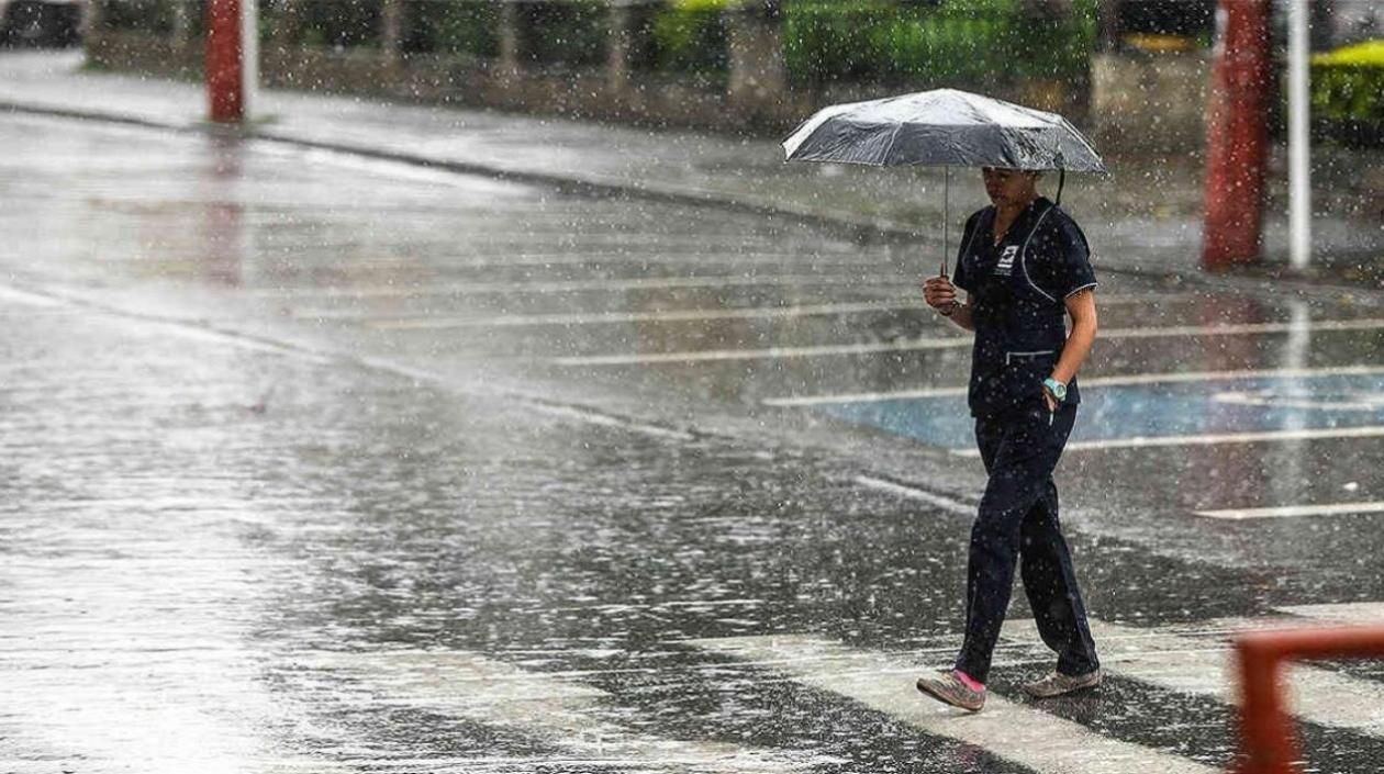Recomiendan llevar paraguas o impermeables para protegerse de la lluvia.