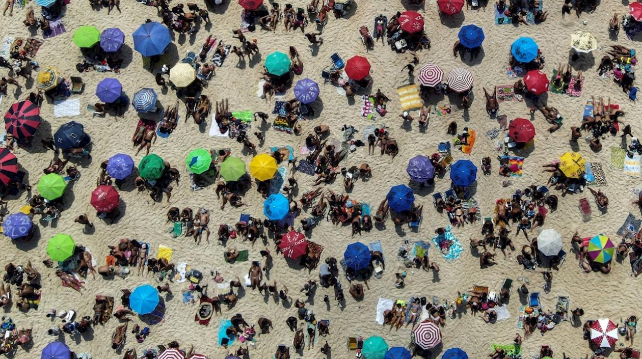Fotografía aérea que registró este domingo a decenas de personas en la playa de Ipanema de Río de Janeiro (Brasil). 