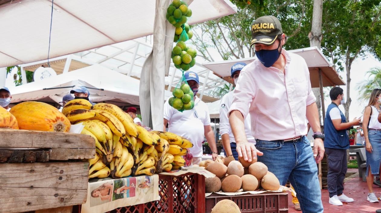Jaime Pumarejo visita la iniciativa 'Mercado a tu Barrio' en el parque Tivoli.