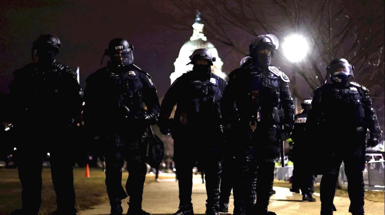 Fuerza policiva custodiando los alrededores del Capitolio.