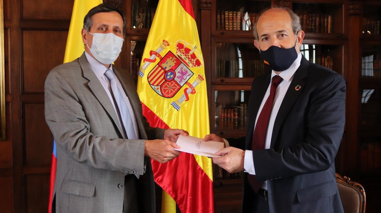 Marcos Gómez Martínez, derecha, presentó credenciales ante el el viceministro de Relaciones Exteriores, Francisco Echeverri.