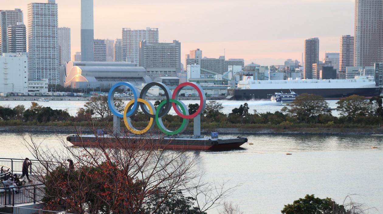 Bahía de Tokio con los aros olímpicos. 