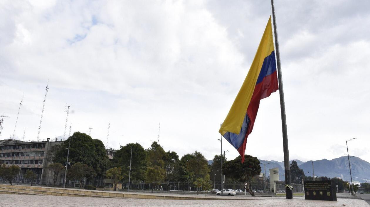 Pabellón a media asta en los edificios públicos en Colombia por las víctimas del Covid-19.