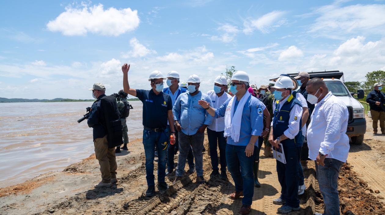 Presidente Duque en La Mojana visitó obras de reparación del dique.