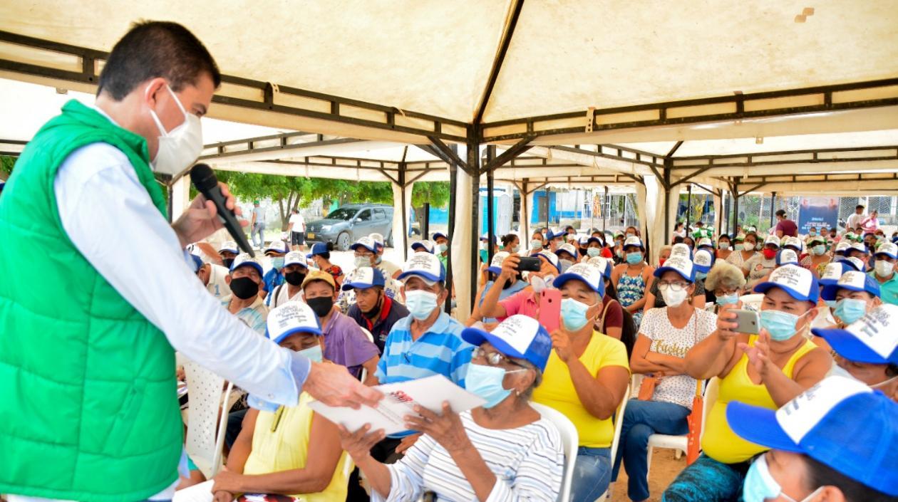 El alcalde soledeño Rodolfo Ucrós entregó títulos de propiedad a 300 familias en el barrio Villa María Selene.