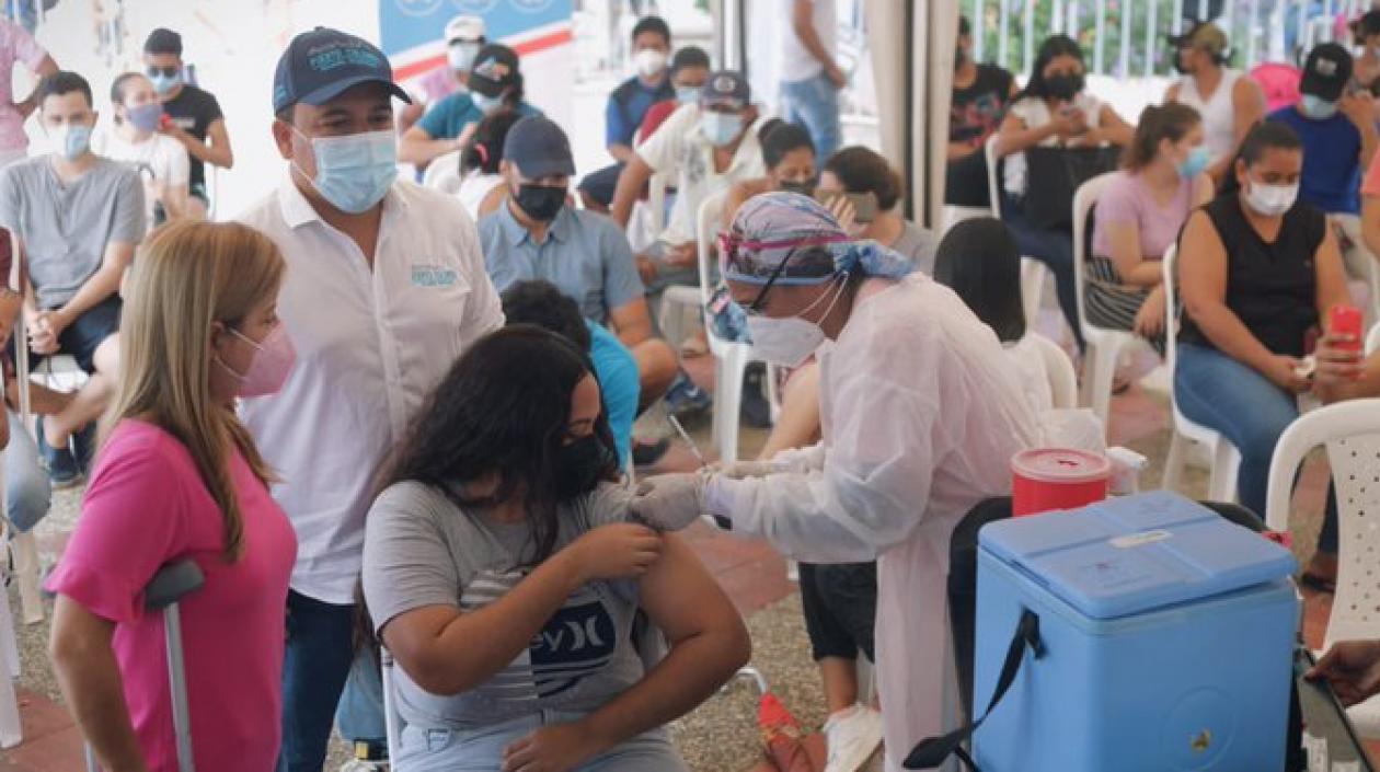 Gobernadora y alcalde porteño acompañaron la vacunación en la plaza de la iglesia de Puerto Colombia