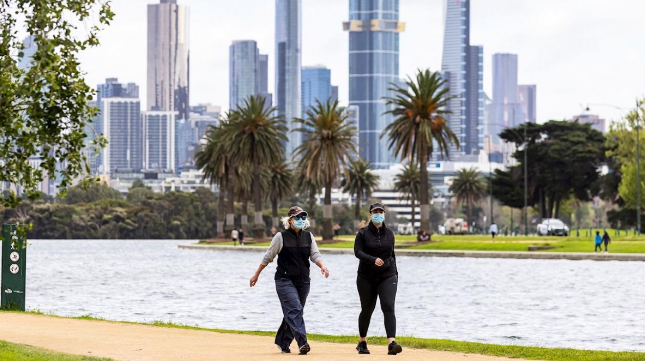 Varias personas realizan ejercicio en el Albert Park Lake en Melbourne, Victoria, Australia.