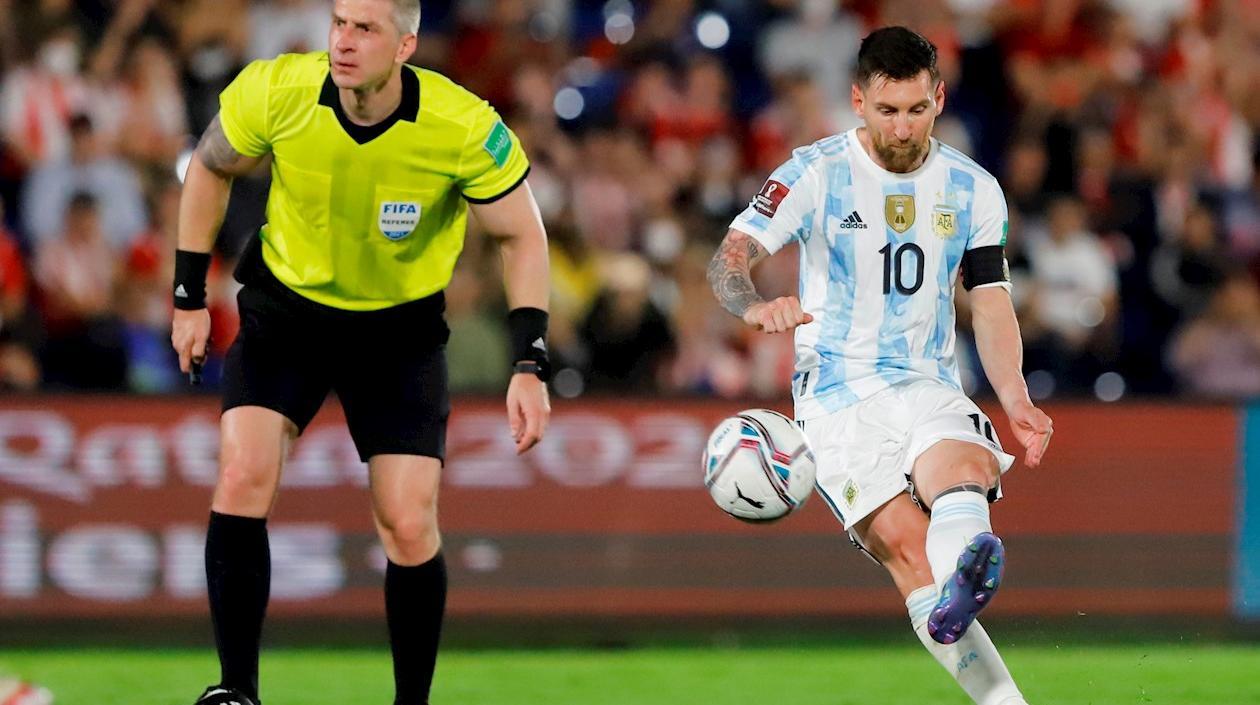 Lionel Messi de Argentina, durante un partido por las eliminatorias sudamericanas para el Mundial de Catar 2022, en el estadio Defensores del Chaco en Asunción (Paraguay). 