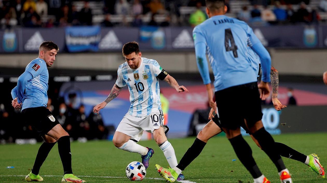 Lionel Messi de Argentina, durante el partido frente a Uruguay por las eliminatorias a Catar 2022. 