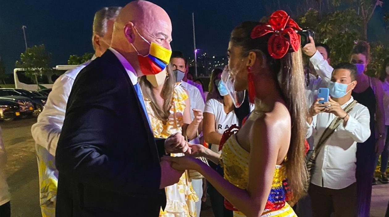 Presidente de la FIFA con la Reina del Carnaval.