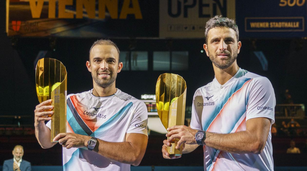 Juan Sebastián Cabal y Robert Farah con los trofeos de campeones. 