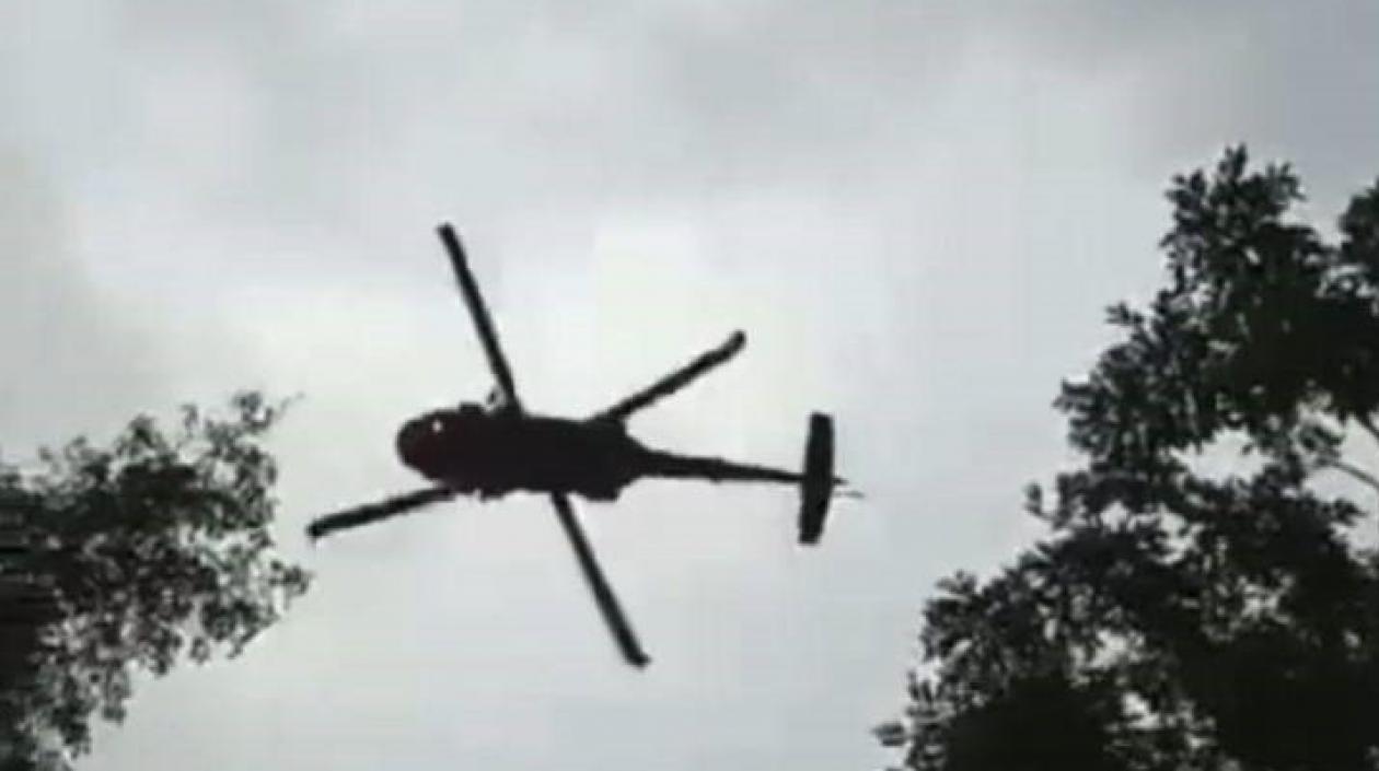 Helicóptero que sobrevoló a baja altura. 