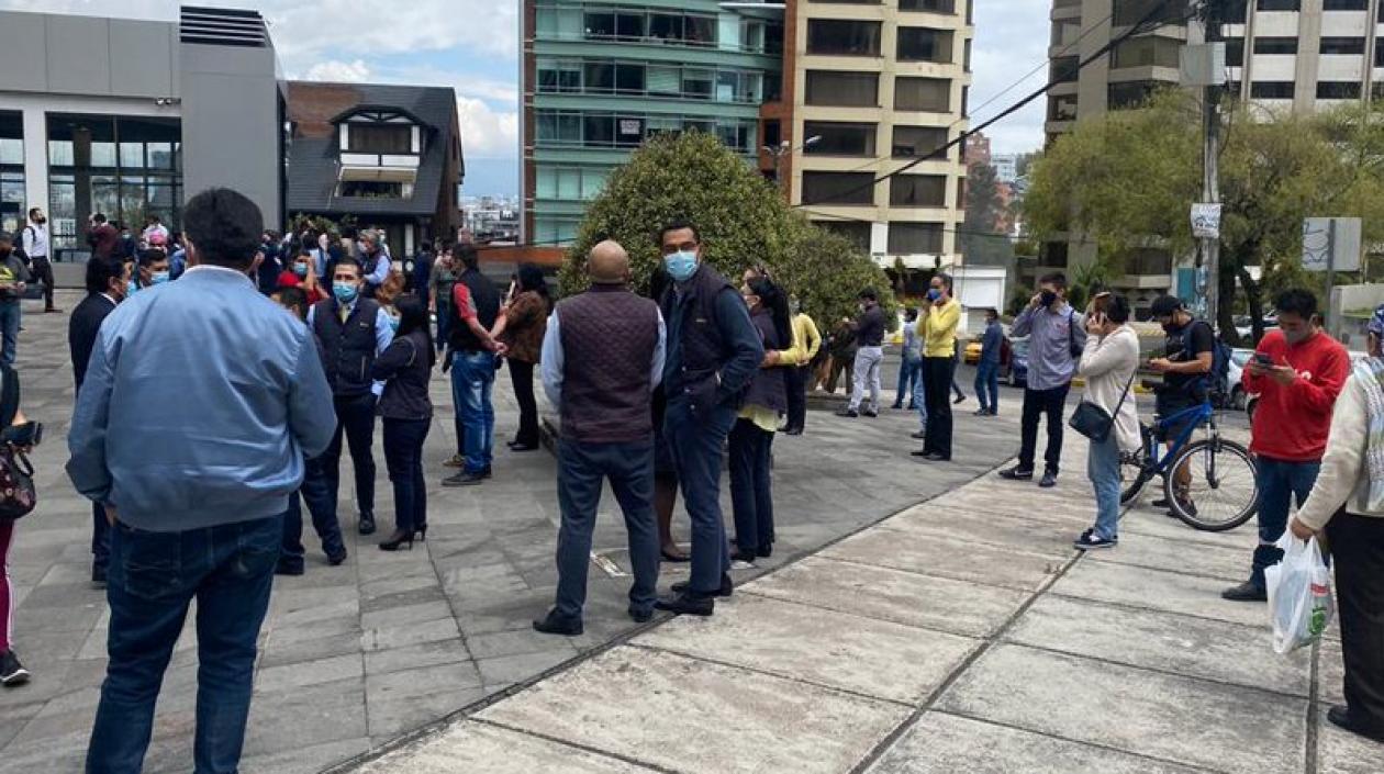 En Quito fueron evacuados algunos edificios tras el fuerte sismo.