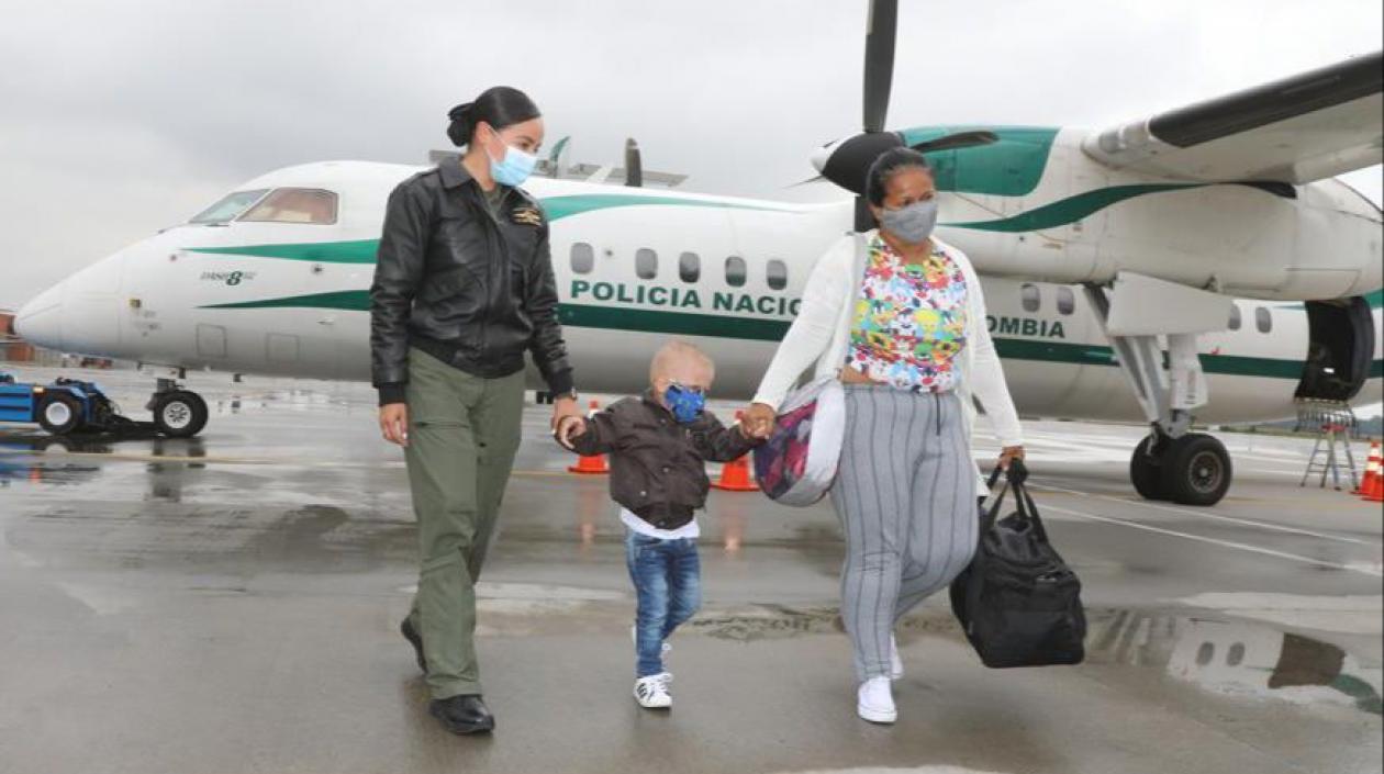 El niño con su mamá a su llegada a Bogotá. 