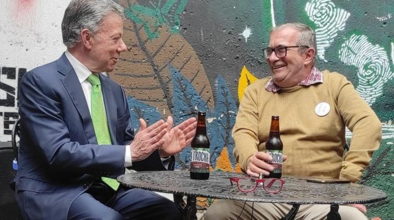 Expresidente Juan Manuel Santos y Rodrigo Londoño brindaron con cerveza por la paz de Colombia.