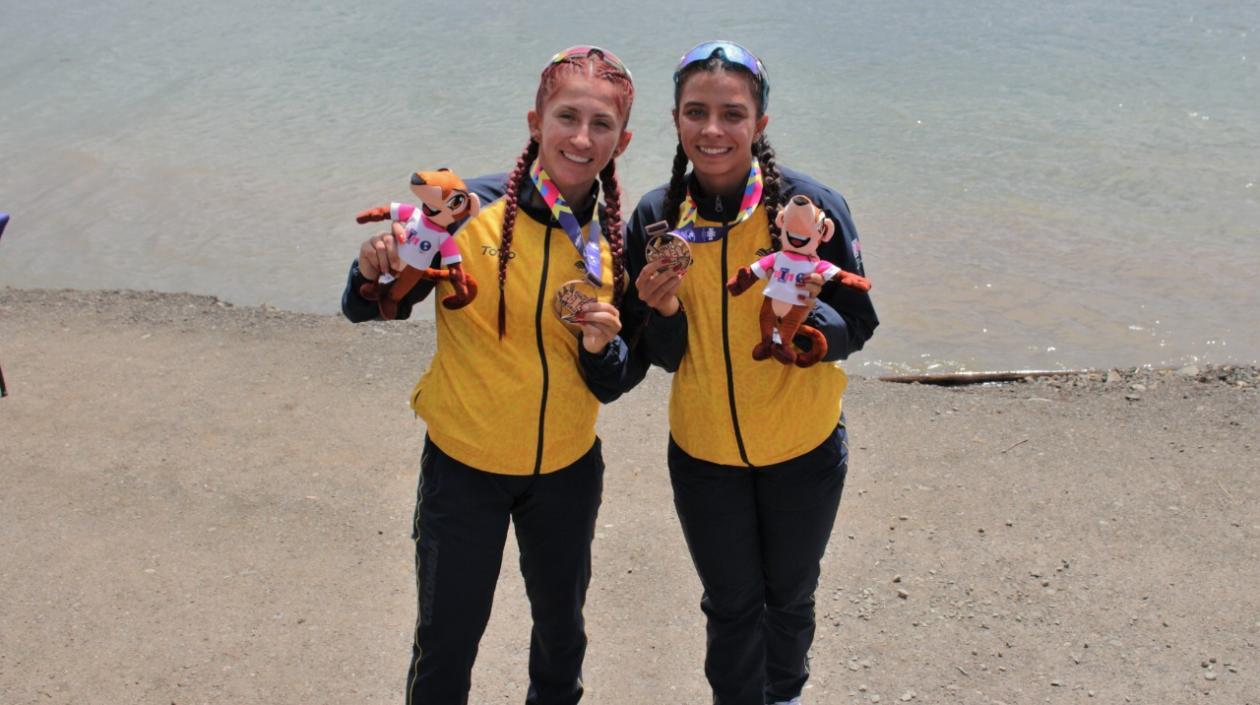 Las medallistas de bronce Manuela Gómez y Madison Velásquez.