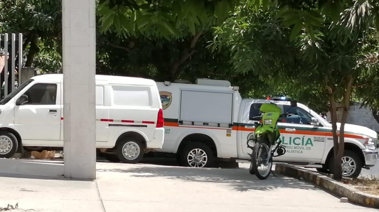 El cuerpo de la mujer fue trasladado por la Policía de Carreteras a Medicina Legal, en Barranquilla. 