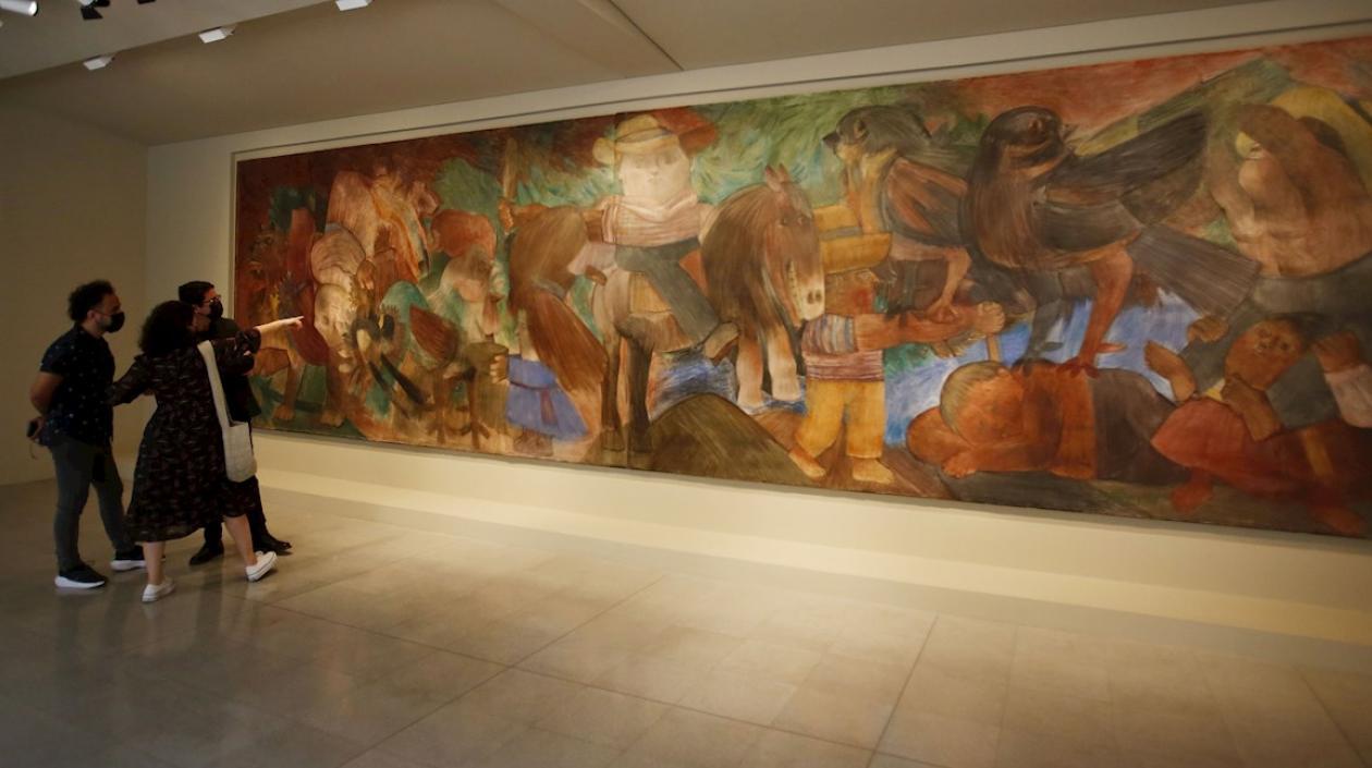  El Museo de Antioquia, con motivo de la celebración de sus 140 años, puso en exhibición este lunes el mural 'Escena con jinete' de Fernando Botero.