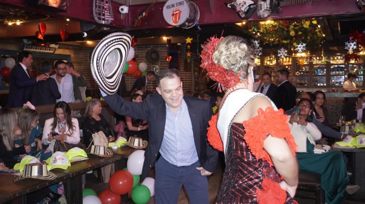 El alcalde de Sincelejo, Andrés Gómez, baila con la reina de las Fiesta del 20 de Enero,  Isabella Guerra. 