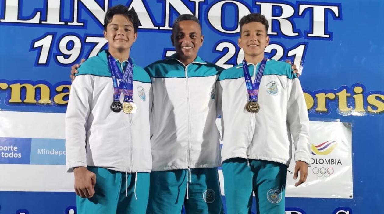 Los medallistas Thomas Alsina y Daniel Cervantes, con el entrenador Fredys Diaz.