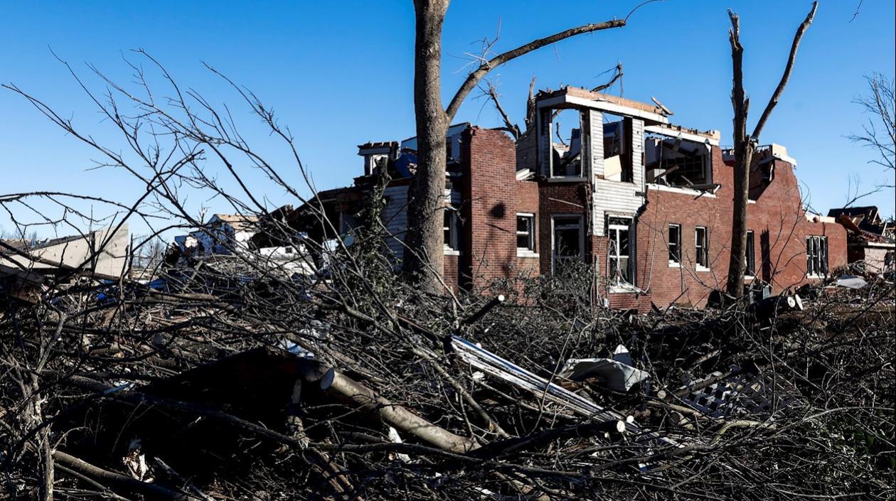 Un tornado en Kentucky destruyó casas y negocios dejando además muerte y dolor.