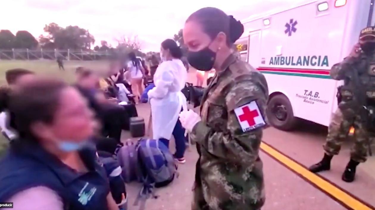 Personal de la Cruz Roja y Ejército Nacional atendiendo a los rescatados.