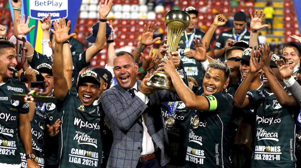 Técnico y jugadores del Deportivo Cali celebrando el campeonato.