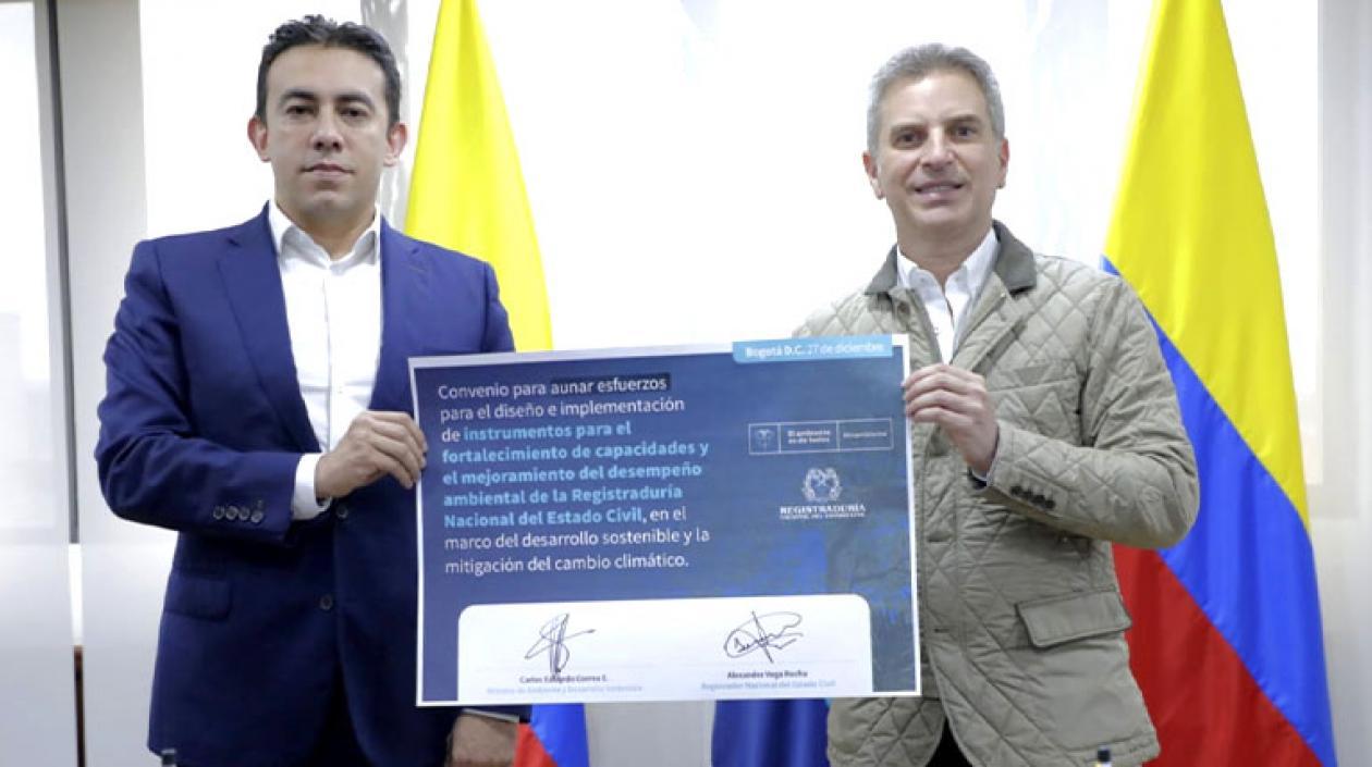 El Registrador Alexander Vega Rocha y el Ministro de Ambiente Carlos Correa.