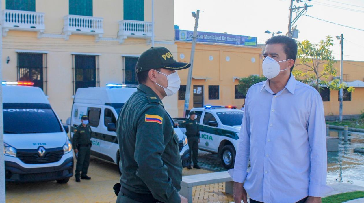 El alcalde Rodolfo Ucrós con la Policía en Soledad. 