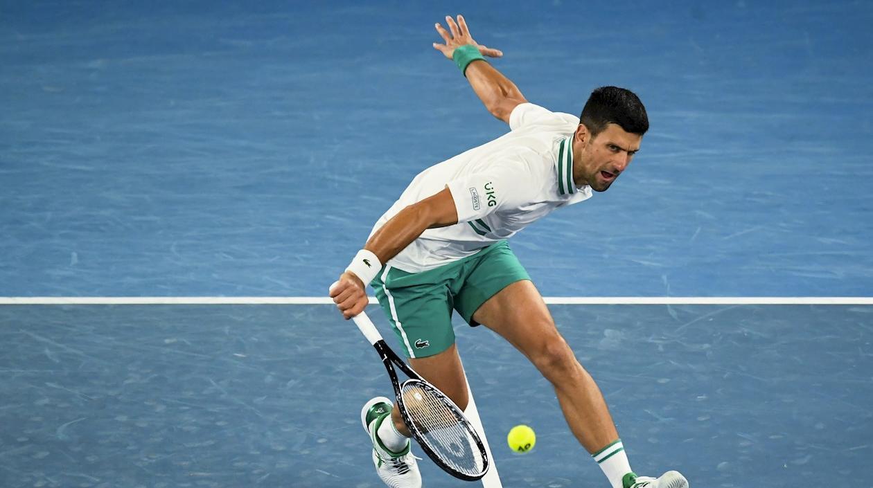 Novak Djokovic en acción del partido. 
