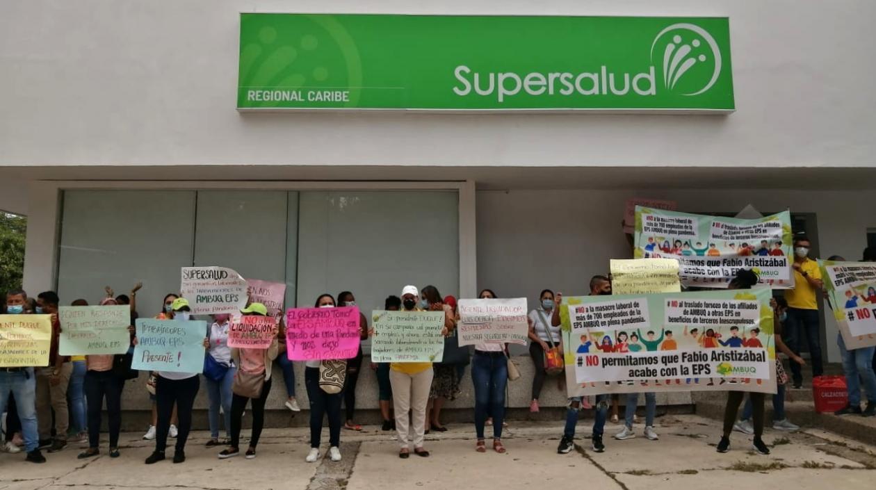 Trabajadores de Barrios Unidos reclamando sus pagos.