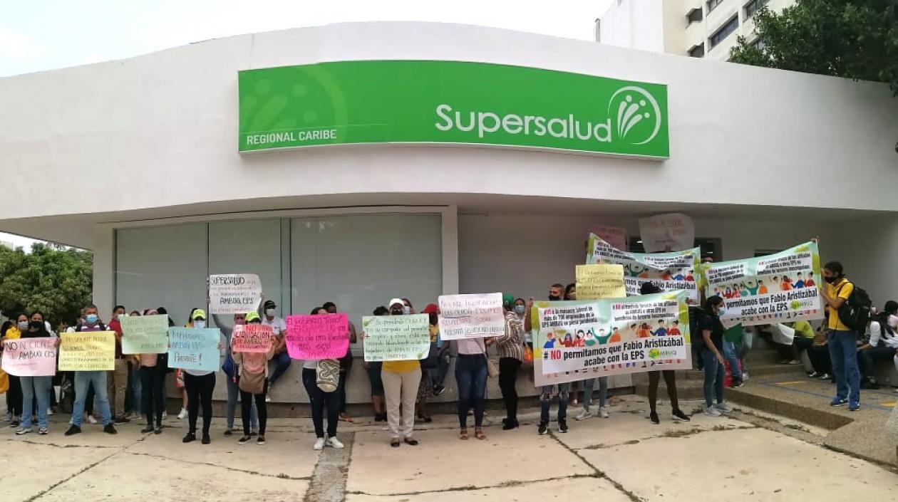 Trabajadores de Barrios Unidos protestando ante la Supersalud.