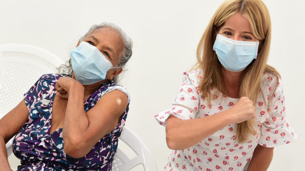 La gobernadora del Atlántico, Elsa Noguera, visitó la ESE hospital de Campo de la Cruz, para conocer cómo se lleva a cabo el proceso de vacunación en este municipio.