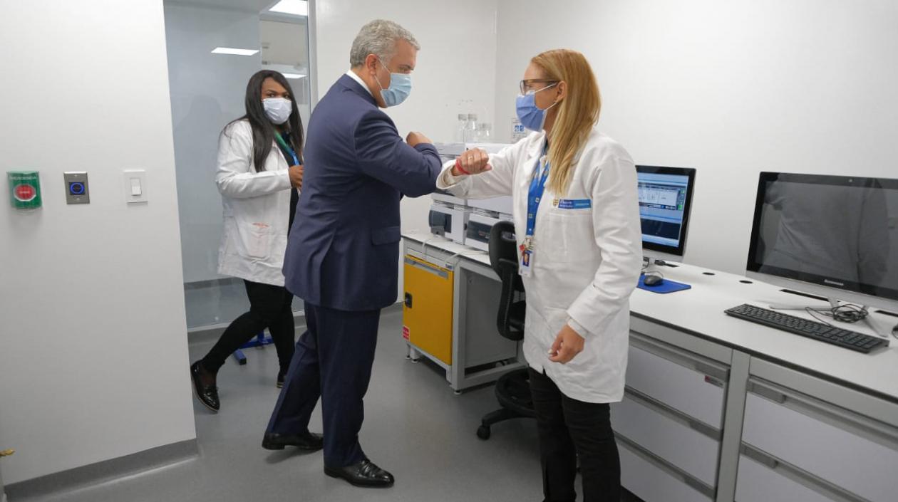  El presidente Iván Duque saluda a una de las funcionarios del laboratorio antidojape. 