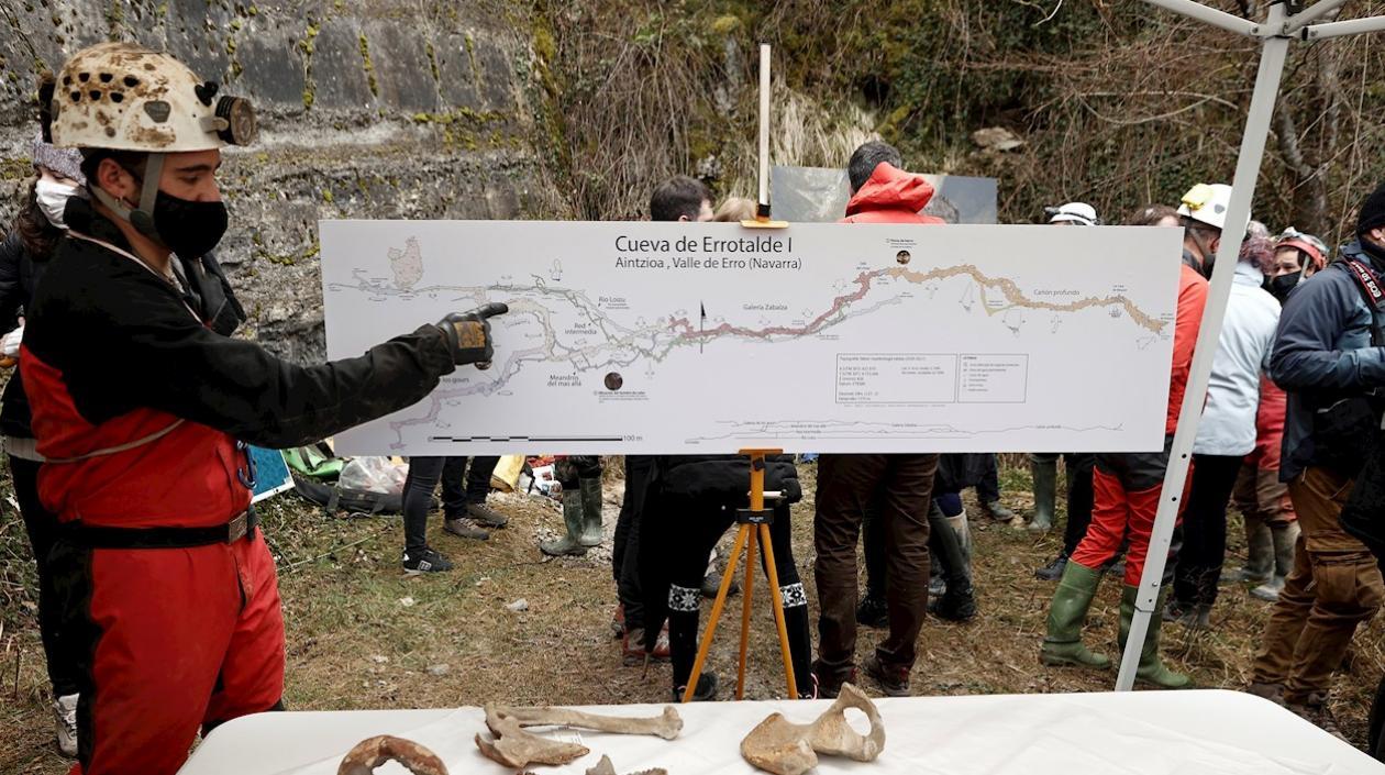 Un arqueólogo explica sobre un mapa el lugar donde se ha localizado uno de los esqueletos mejor conservados de prehistoria que tiene más de 11.700 años. 