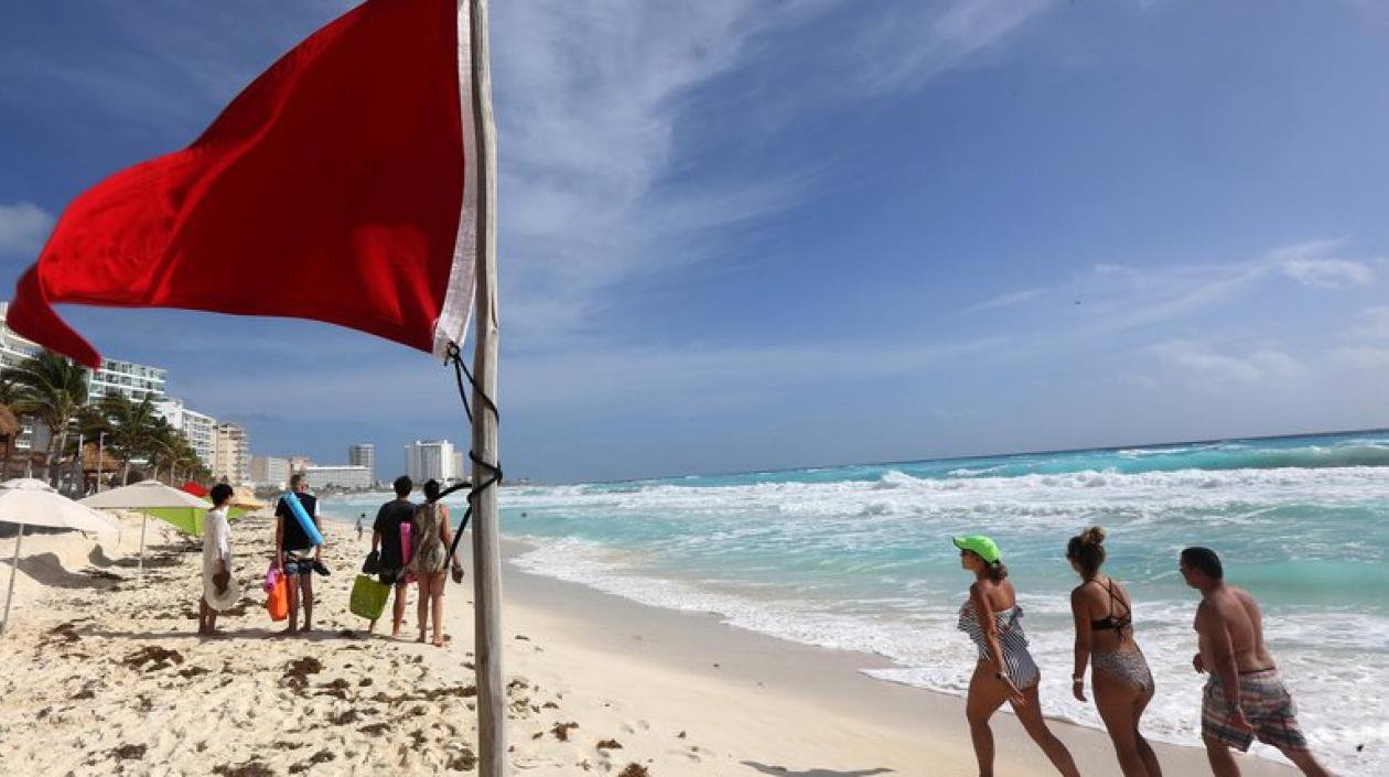 Turistas pasean por las playas del balneario de Cancún en Quintana Roo (México). 