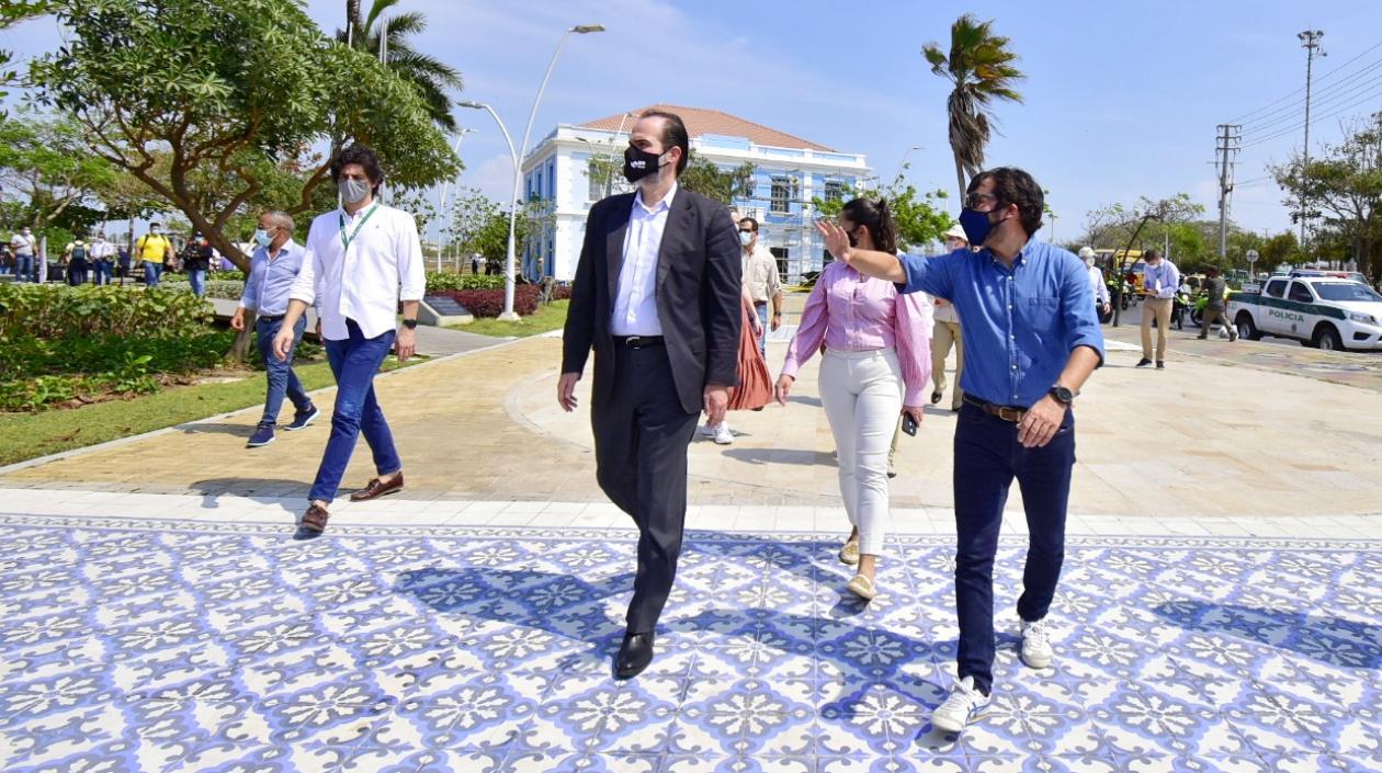 Mauricio Claver-Carone, presidente del BID, pasea por la Intendencia fluvial con el Alcalde Jaime Pumarejo.