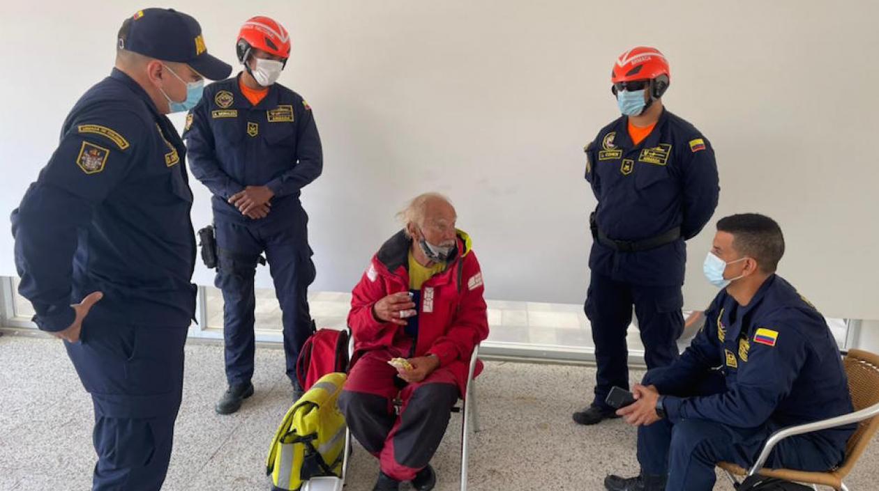 El ciudadano extranjero en la Capitanía de Puerto luego de ser rescatado.