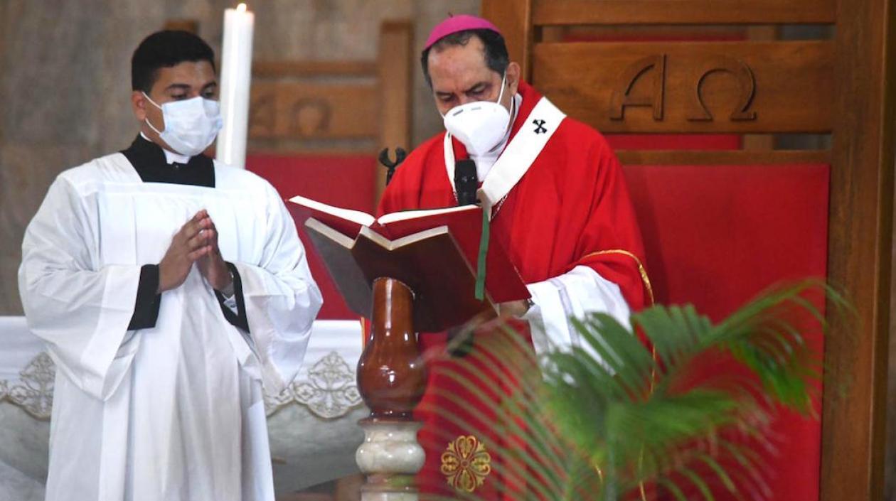 El Arzobispo Pablo Emiro Salas presidiendo la Eucaristía en la Catedral Metropolitana.