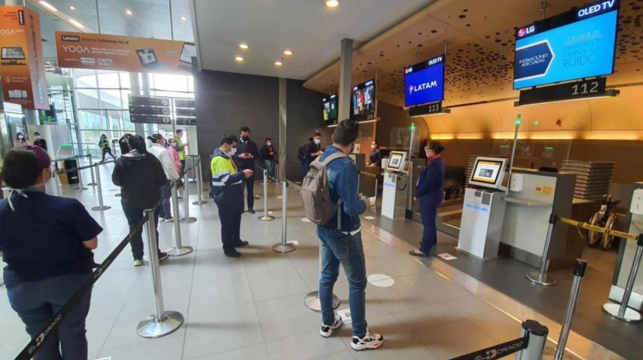 La caída en Colombia de transporte aéreo de pasajeros llegó a 78,6 %.