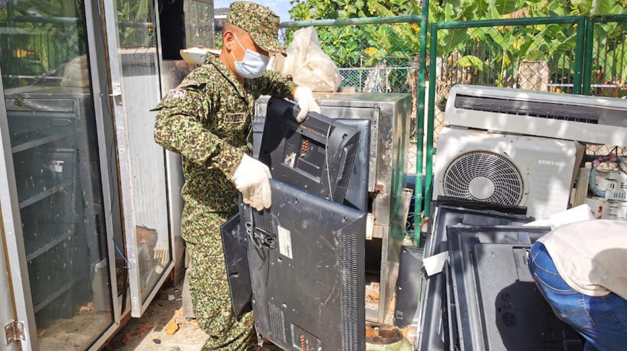 Personal de la Armada Nacional durante la recolección de residuos.