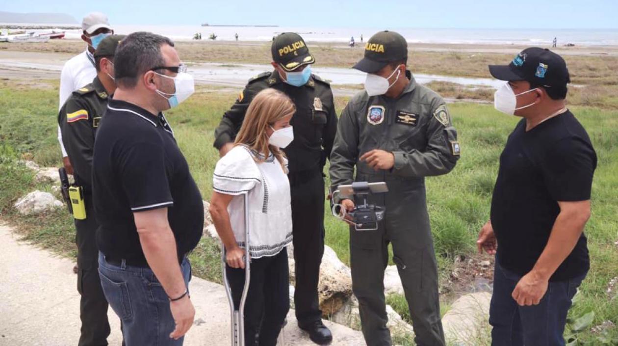 La Gobernadora Elsa Noguera y demás autoridades verificando en la zona costera.