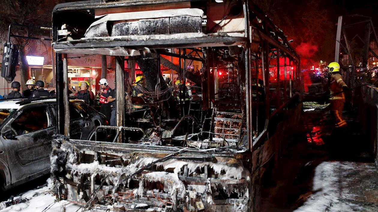 Imagen de uno de los buses bombardeados.
