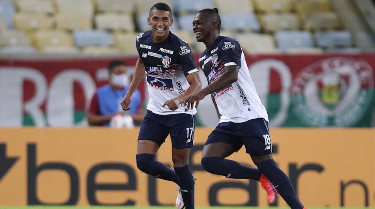 Edwuin Cetré celebrando con Gabriel Fuentes el gol del "Maracanazo" juniorista.