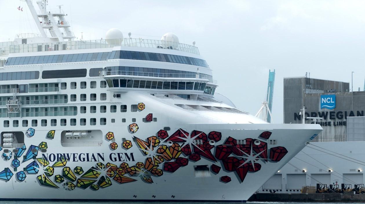Vista de la decoración de estribor del crucero Norwegian Gem, de la compañía Norwegian Cruise. Avanza el plan de reactivación de cruceros en EE.UU. pero con trabas en Florida