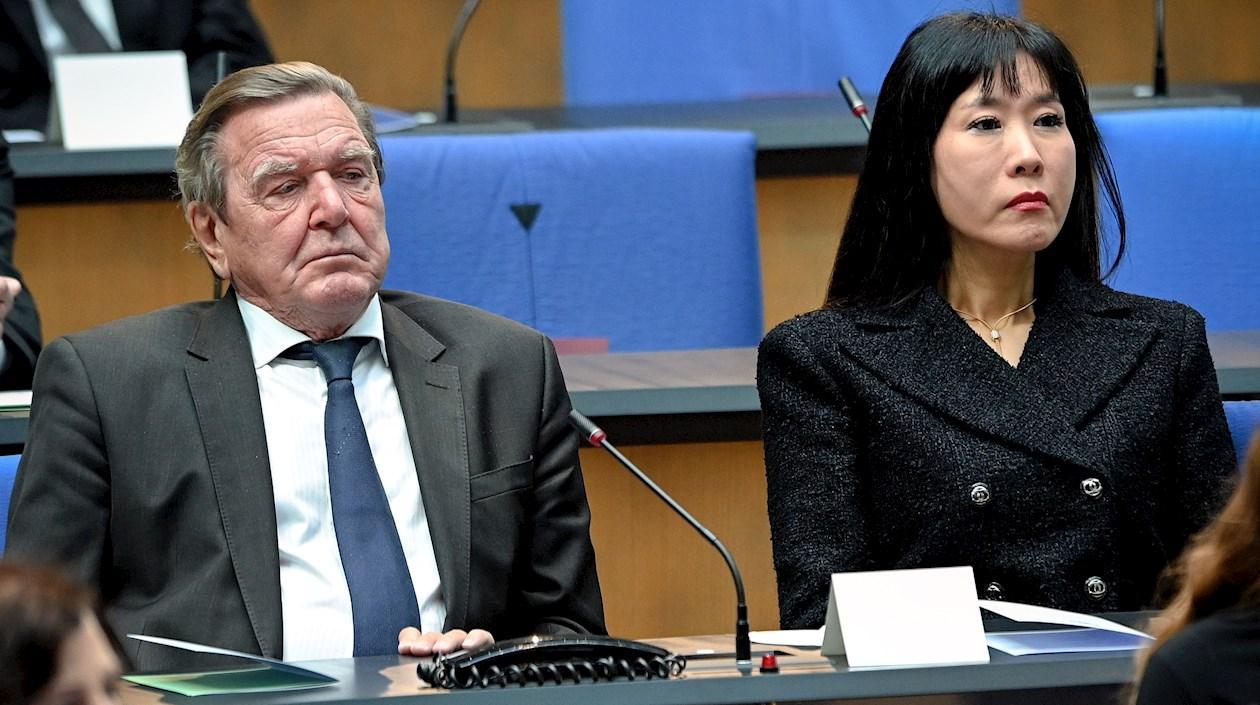 El excanciller aleman Gerhard Schröder y su esposa la surcoreana Soyeon Schröder-Kim.